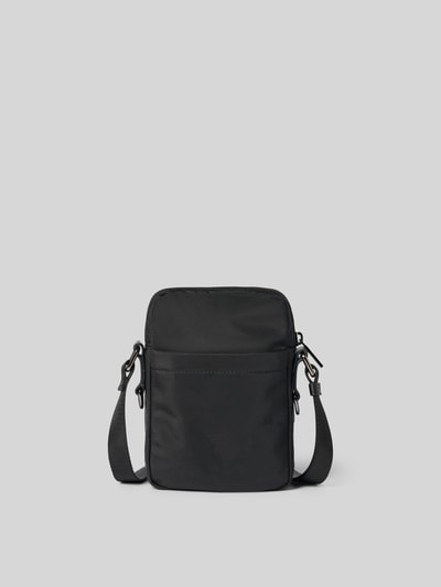 Produktfoto, Crossbody Bag mit Label-Detail von Dsquared2 im schwarzen Material-Mix, Hauptfach und Nebenfach mit Reißverschluss, verstellbarer Schulterriemen, kompakte rechteckige Form, Maße: 15 cm Breite, 19 cm Länge, 7 cm Tiefe.