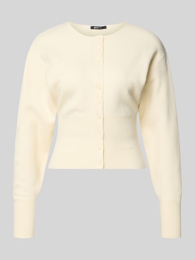 Produktfoto, Slim Fit Cardigan aus Viskose-Mix von Gina Tricot, kremowy kolor, krój regular fit, dzianinowa faktura, okrągły dekolt, guziki na całej długości, szerokie i elastyczne zakończenia, długość tyłu w rozmiarze S 48 cm, długość rękawa w rozmiarze S 59 cm