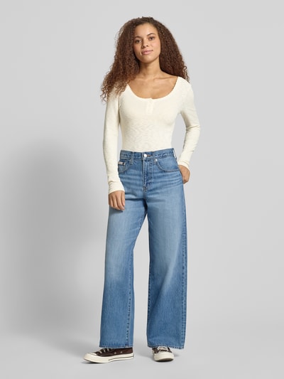 Frauenmodel trägt Slim Fit Langarmshirt mit Baumwoll-Anteil Modell 'JULIANE LIFE' von ONLY, Optik: Unifarben, feiner Rippstrick, Ganzkörperansicht von vorne.