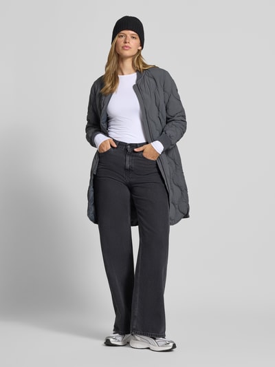 Vrouwenmodel draagt slim fit shirt met lange mouwen met ronde hals model 'LULA' van PIECES in wit, dames, volledig frontaal gezien.