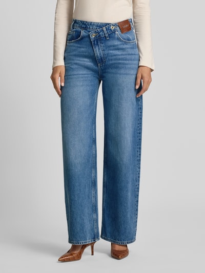 Vrouwenmodel draagt Straight Fit Jeans uit puur katoen van Liu Jo White, blauw, asymmetrische look, 5-pocketmodel, knoop- en ritssluiting, bandwijdte maat 27: 39 cm, binnenbeenlengte maat 27: 79 cm, Ganzkörperansicht von vorne