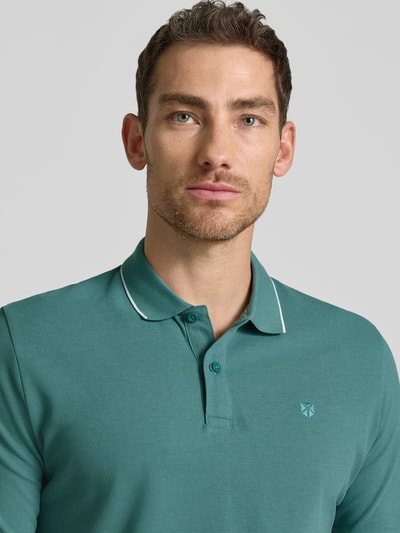 Mężczyznamodel nosi Slim Fit Poloshirt mit Stitching od Jack & Jones Premium, bawełna, krój slim fit, haft, listwa guzikowa, długość tyłu w rozmiarze M: 70 cm, z przodu zbliżenie na górną część ciała