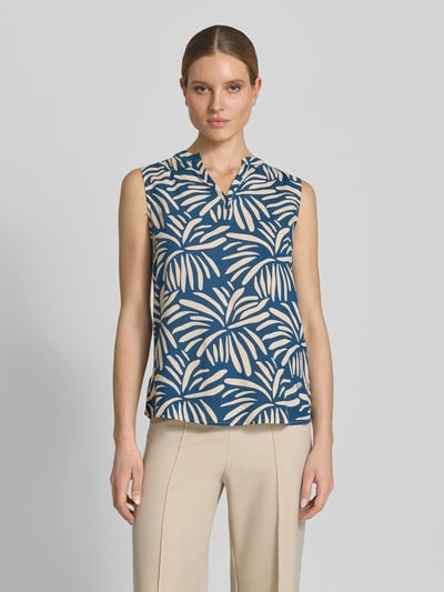 Frauenmodel trägt Regular Fit Blusentop aus Viskose Modell 'Iv44anka' von ZABAIONE im Allover-Look mit V-Ausschnitt, Blau-Beige, Ganzkörperansicht von vorne. Rückenlänge bei Größe S: 64 cm.