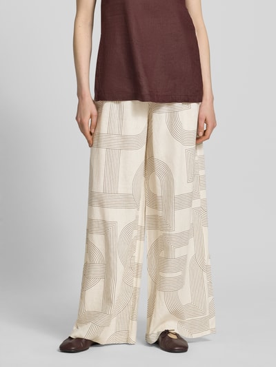 Frauenmodel trägt Hose aus Leinen-Elasthan-Mix im Allover-Look von Comma, cremefarben mit braunen Teilungsnähten, Relaxed-Fit, Nahaufnahme Unterkörper.