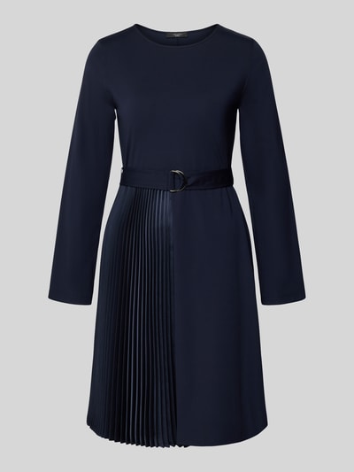 Produktfoto, Regular Fit Jersey-Kleid mit Lyocell-Anteil Modell 'TALAMO' von Weekend Max Mara w kolorze granatowym, mini, plisowany detal, długi rękaw, okrągły dekolt, pasek materiałowy, gładka struktura, jersey