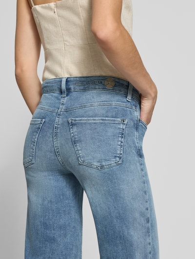 Frauenmodel trägt Wide Leg Jeans aus Baumwoll-Mix Modell 'DREAM WIDE' von MAC, helle Blautöne, lockere Passform, Damen Wide & Loose Fit Jeans von MAC, Nahaufnahme Rückansicht.