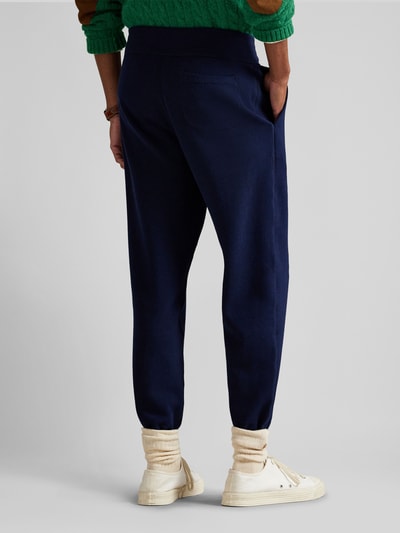 Męski model nosi Regular Fit Sweatshorts aus Baumwoll-Mix od Polo Ralph Lauren, granatowe, krój regular fit, materiał sweat, widok całej sylwetki z tyłu.