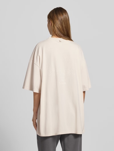 Karo Kauer Oversized T-Shirt mit Label-Print Hellgrau 5