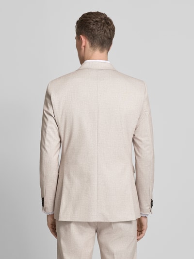 Männermodel trägt Slim Fit 2-Knopf-Sakko Modell 'Paul' von CG - Club of Gents im hellbeigen Farbton, Material-Mix mit Viskose-Anteil, Reverskragen, Pattentaschen, Rückenlänge 76 cm, Schulterbreite 46 cm, Ärmellänge 65 cm, Ganzkörperansicht Rückansicht.