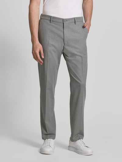 Männermodel trägt graue Anzughose mit Bügelfalten von Drykorn, Regular-Fit, Material-Mix mit Woll-Anteil, Modell 'AJEND', Ganzkörperansicht von vorne.