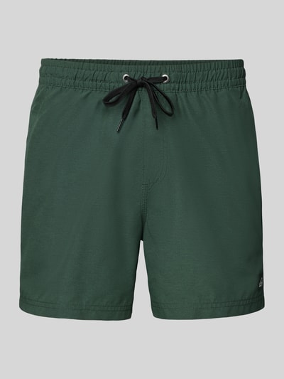 Produktfoto, Regular Fit Badehose mit Logo-Patch Modell 'Everyday' von Quiksilver, dunkelgrün, elastischer Bund mit Tunnelzug, glatte Textur