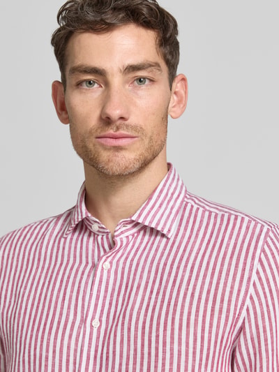 Mężczyznamodel nosi Slim Fit Business-Hemd mit Kentkragen von SEIDENSTICKER, czysty len, krój slim fit, wzór na całej powierzchni, długość tyłu w rozmiarze 40: 76 cm, szerokość ramion w rozmiarze 40: 40 cm, długość rękawów w rozmiarze 40: 76 cm, różowe i białe paski, faktura lniana, zbliżenie na górną część ciała.