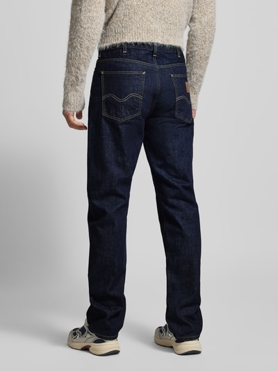 Männermodel trägt Jeans mit Eingrifftaschen Modell 'MARLOW' von Carhartt Work In Progress aus reiner Baumwolle, Regular-Fit, Ganzkörperansicht Rückansicht.