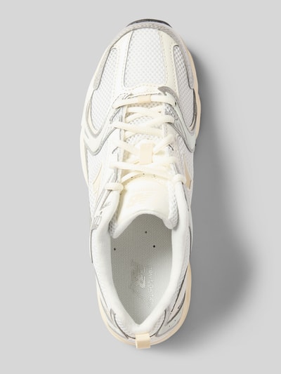 Produktfoto, Sneaker mit Label-Detail Modell 'U530ESB' von New Balance in Weiß mit abgerundeter Form, Schnürung und strukturierter Sohle, Absatzhöhe 5 cm, Schafthöhe 11 cm, Schaftweite 7 cm.