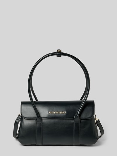 Produktfoto, Handtasche mit Label-Applikation von VALENTINO BAGS, Hauptfach mit Überschlag, Magnetverschluss, Tragehenkel, Schulterriemen, 34 cm Breite, 17 cm Länge, 14 cm Tiefe, 125 cm Länge Schulterriemen, glatte schwarze Oberfläche, goldfarbene Details.
