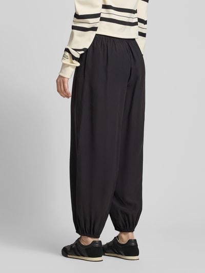 Frauenmodel trägt Loose Fit Weite Hose mit elastischem Bund Modell 'SCARLY' von Only, unifarben, elastische Beinabschlüsse, Eingrifftaschen, Ganzkörperansicht Rückansicht