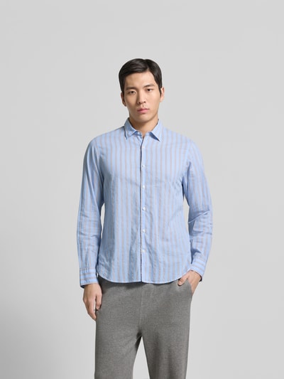 Männermodel trägt Regular Fit Freizeithemd mit Kentkragen von Officine Générale, hellblaue und graue Streifen, reine Baumwolle, Ganzkörperansicht von vorne.