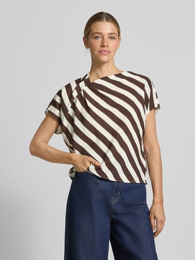 Vrouwenmodel draagt Blusenshirt aus Viskose-Mix mit asymmetrischem Ausschnitt van Windsor, bruin-wit gestreept, loose fit, met linnen, vooraanzicht bovenlichaam.
