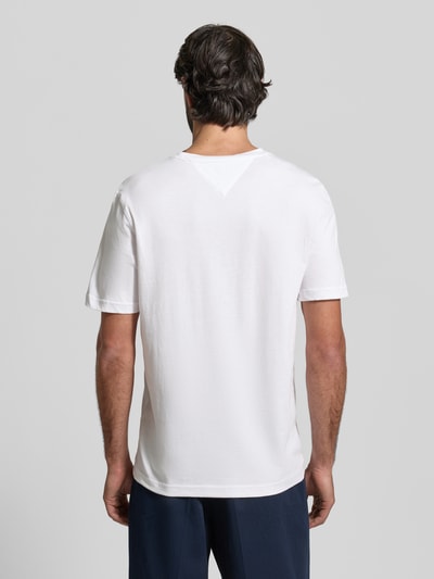 Männermodel trägt Regular Fit T-Shirt aus reiner Baumwolle Modell 'BRAND LOVE TEXT' von Tommy Hilfiger, Optik: Unifarben, Ganzkörperansicht Rückansicht.
