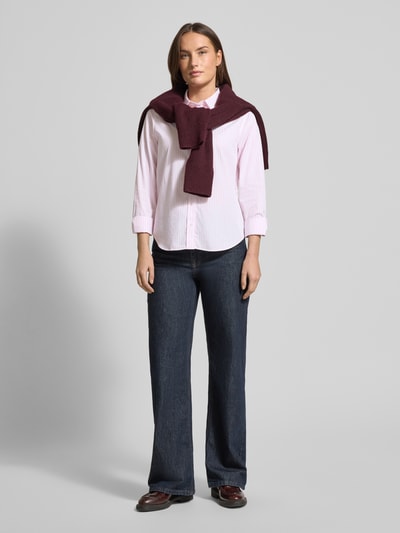 Frauenmodel trägt Hemdbluse aus Baumwolle mit Streifenmuster von GANT, gerader Schnitt, Hemdblusenkragen, Langärmelig, Ganzkörperansicht von vorne.