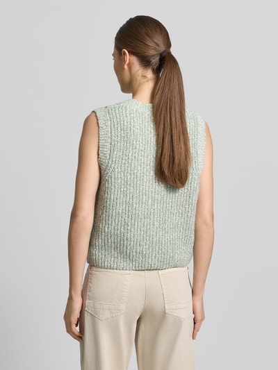 Frauenmodel trägt Strickweste Melange Effekt mit Schmuckknopf von Christian Berg Woman in hellem Grün, grob gerippte Textur, Baumwoll-Mix, Regular Fit, Ganzkörperansicht Rückansicht.