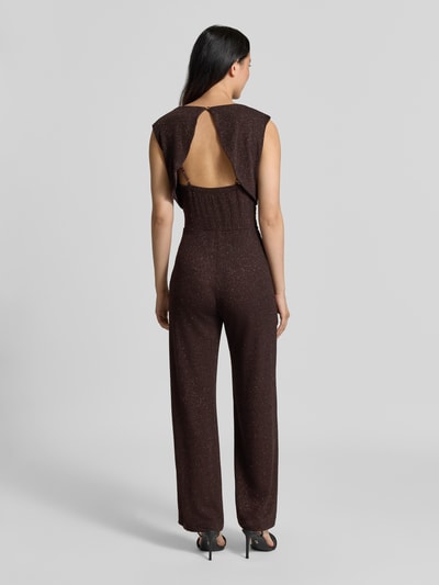 Frauenmodel trägt Jumpsuit mit Raffungen von Rinascimento in Dunkelbraun mit Stretch, taillierte Passform, Ganzkörperansicht Rückansicht.