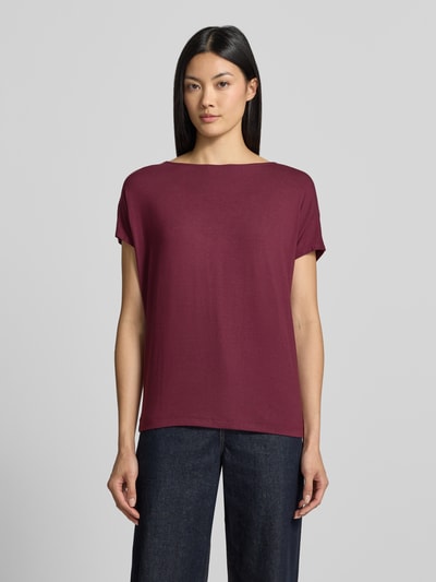 Vrouwenmodel draagt Oversized T-Shirt uit viscose-mix van s.Oliver RED LABEL in bordeauxrood, gladde stof, rechte vorm, volledig zicht van voren.