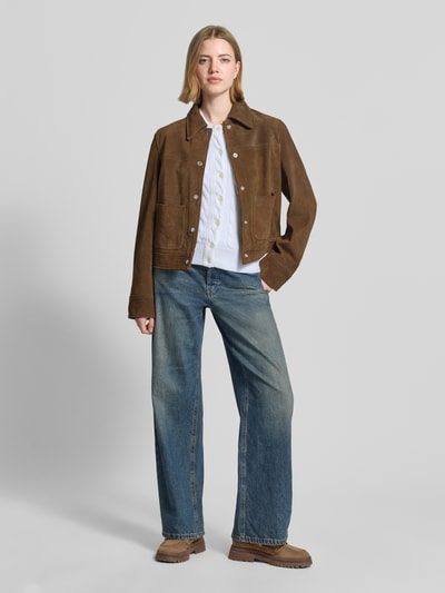 Frauenmodel trägt Regular Fit Strickjacke aus reiner Baumwolle von Polo Ralph Lauren, Optik: Unifarben, Zopfmuster, Logo-Stitching, Crew Neck, kurzarm, Ärmelabschluss und Rumpfabschluss gerippt, Strick, Material: reine Baumwolle, Ganzkörperansicht von vorne.