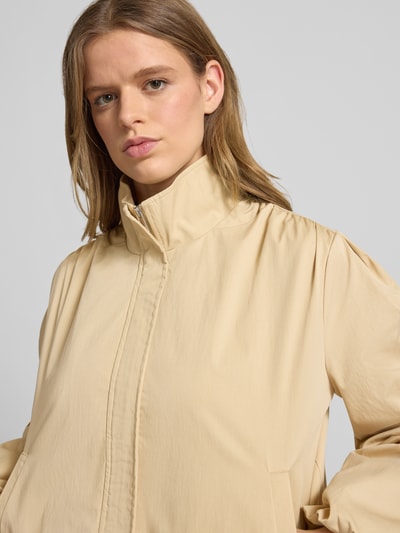 Frauenmodel trägt Jacke mit verdecktem Reißverschluss Modell 'Romina' von LeGer by Lena Gercke im Baumwoll-Mix, Nahaufnahme Oberkörper
