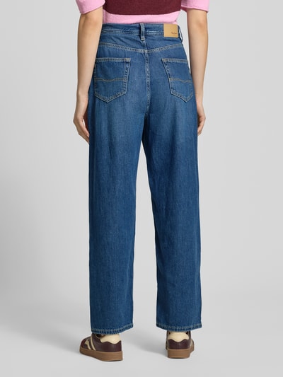 Kobiece model nosi Tapered Fit Jeans aus Baumwoll-Mix Modell 'ADDISON' od Pepe Jeans, stylizowana na denim, krój tapered fit, wysoki stan, naszywka z logo, zapięcie na guzik i ukryta listwa guzikowa, 5 kieszeni, wykończenie splot twill, mieszanka bawełny, widok całej sylwetki z tyłu.