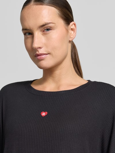 Frauenmodel trägt schwarzes Relaxed Fit Sweatshirt aus Modal-Mix Modell 'HUGO HEART' von HUGO, Damen Sweatshirt, Nahaufnahme Oberkörper.