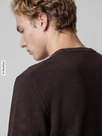 Männermodel trägt Regular Fit Pullover aus reiner Baumwolle von Marc O'Polo DENIM in Dunkelbraun, Nahaufnahme Oberkörper, KI-modifiziertes Bild.
