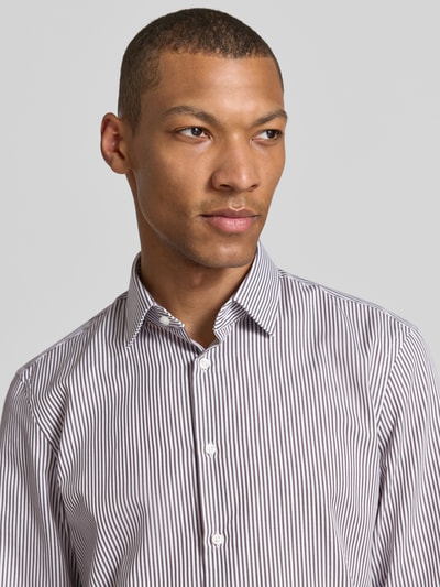 Männermodel trägt Slim Fit Business-Hemd mit Kentkragen von Jake*s, Reine Baumwolle, Knopfleiste, Nahaufnahme Oberkörper.