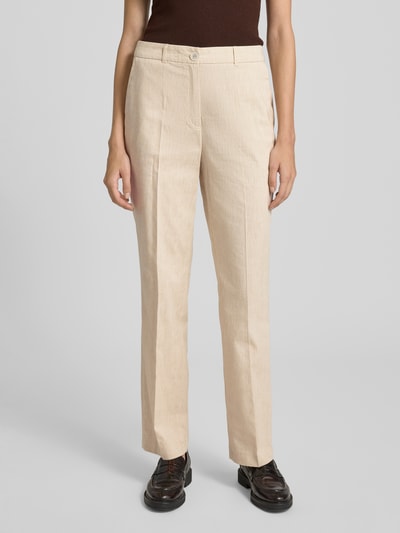 Frauenmodel trägt Straight Leg Stoffhose aus Baumwoll-Mix mit Leinen-Anteil von s.Oliver BLACK LABEL in Melange-Optik, Gürtelschlaufen, Bügelfalten, Knopfverschluss, seitliche Eingrifftaschen, angedeutete Gesäßleistentaschen, helle Beige-Töne, glatte Textur, Ganzkörperansicht von vorne.
