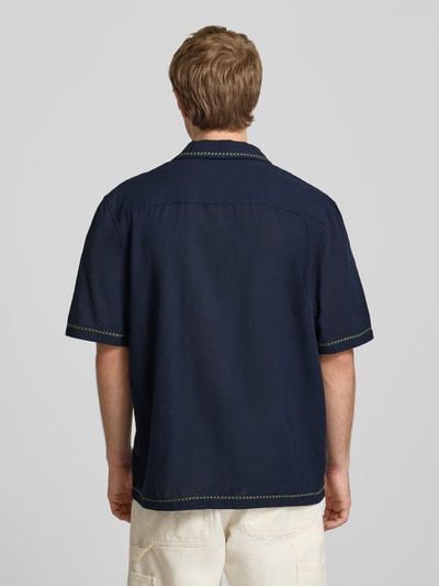 Männermodel trägt Relaxed Fit Freizeithemd mit Motiv-Stitching von REVIEW, dunkelblauer Baumwoll-Mix, Rückenansicht, Ganzkörperansicht Rückansicht.