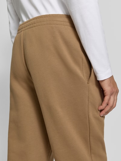 Männermodel trägt Regular Fit Sweathose aus Baumwoll-Mix von Lacoste in Beige, weiche Oberfläche, Nahaufnahme Hüfte, Herren Sweathose von Lacoste