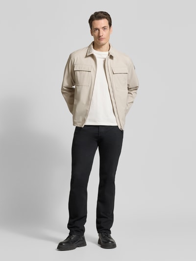 Männermodel trägt Regular Fit Hemdjacke mit Umlegekragen von Colmar Originals in Beige, Zweiwege-Reißverschluss, Ganzkörperansicht von vorne
