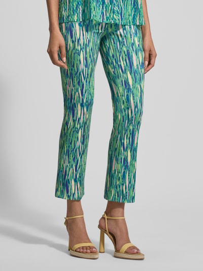 Frauenmodel trägt Feminine Fit Hose im Allover-Look von Marc Cain, grüner und blauer Material-Mix mit Stretch-Anteil, Nahaufnahme Unterkörper. Bundweite bei Größe 36: 36 cm, Innenbeinlänge: 72 cm.