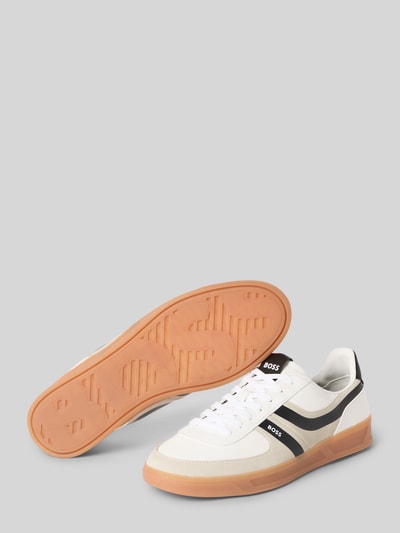 Produktfoto, Sneaker Low mit kontrastierenden Streifen von BOSS Orange, mehrfarbiges Design, Logo-Schriftzug, strukturierte Gummisohle