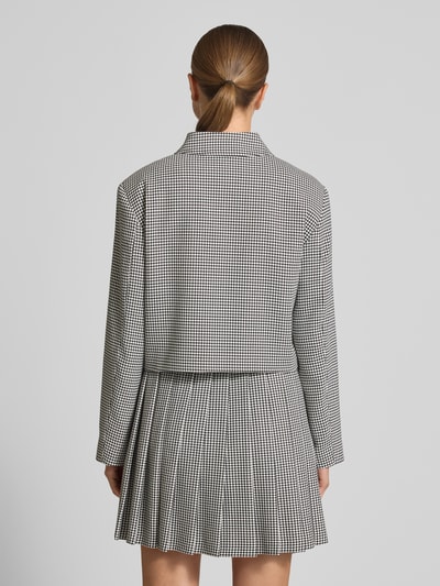 Frauenmodel trägt Boxy Fit Kurzblazer mit Vichy-Muster Modell 'ALERO-2' von HUGO, Optik: Allover-Muster, Umlegekragen, Ganzkörperansicht Rückansicht.