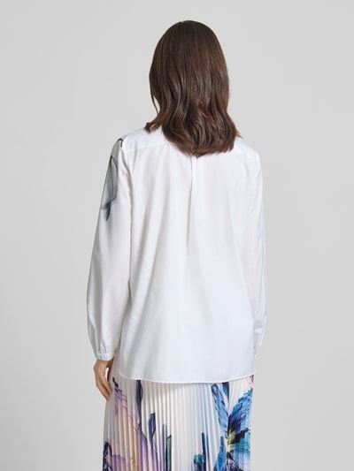 Frauenmodel trägt Bluse mit Mao-Kragen und Knopfleiste von Marc Cain in Weiß, Baumwolle, gerade Form, elastische Ärmel, Ganzkörperansicht Rückansicht.