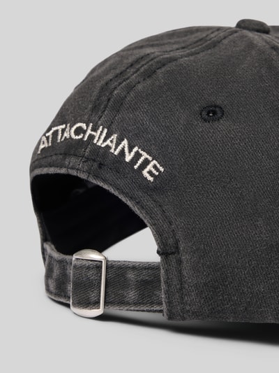 Produktfoto, Basecap aus Baumwoll-Mix Modell 'BARAH' von Pieces mit Optik: Allover-Muster/Used-Look, Animal-Print, Schriftzug-Stickerei, verstärktem Schirm, eingestickten Luftlöchern, verstellbarem Riegel, graue und schwarze Farbtöne, griffige Stoffstruktur, Material: Baumwoll-Mix.