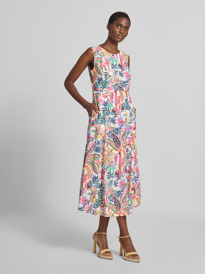 Frauenmodel trägt Relaxed Fit Midikleid mit floralem Allover-Print von Milano Italy, bunte Farben, ärmellos, Rundhals, Ganzkörperansicht von vorne.