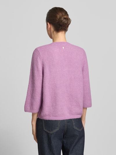 Frauenmodel trägt Cardigan mit Rundhalsausschnitt und 3/4-Arm von Zero, Material-Mix mit Baumwoll-Anteil, gerader Schnitt, Rückansicht.