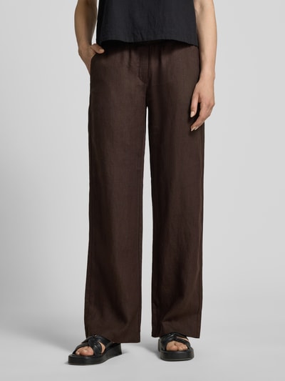 Frauenmodel trägt Leinenhose mit Bindegürtel Modell 'Chiara' von MAC, dunkelbraun, Wide Leg Fit, französische Eingrifftaschen, Nahaufnahme Unterkörper.