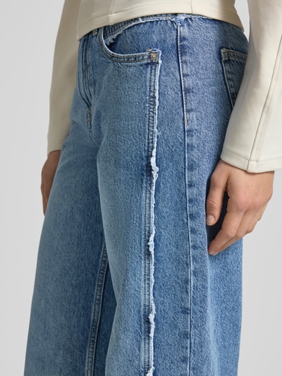 Gina Tricot Jeansy z szerokimi nogawkami z postrzępionymi szwami Jeansowy niebieski 3