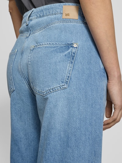 Kobiece modelka nosi Wide Leg Jeans mit Umschlag Modell 'SVETNY TURN UP' od Raffaello Rossi z mieszanki bawełny i lyocellu, wpuszczane kieszenie, jasnoniebieski denim, detal z tyłu, zdjęcie z tyłu, zbliżenie na biodra