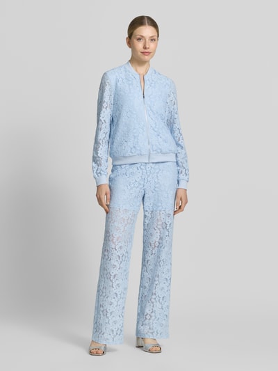 Frauenmodel trägt Regular Fit Blouson aus Baumwoll-Mix Modell 'HONEY' von Vero Moda mit floralem Allover-Muster, hellblau, Häkel-Optik, Reißverschluss, gerippter Abschluss, Nahaufnahme Ganzkörperansicht von vorne.