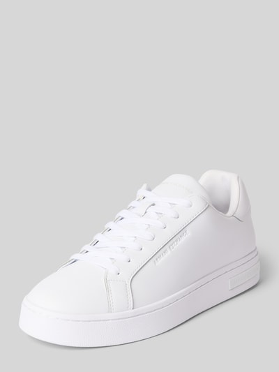 Produktfoto, Sneaker mit Label-Details Modell 'LONDON ACTION' von Armani Exchange in Weiß mit abgerundeter Spitze und Schnürung, Kontext Herren Sneaker, Absatzhöhe 3 cm, Schafthöhe 8 cm, Schaftweite 8 cm.