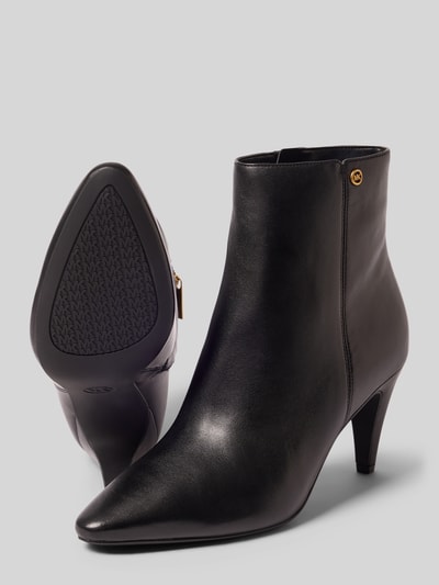 Produktfoto, schwarze Stiefeletten aus echtem Leder Modell 'DANIELA' von MICHAEL Michael Kors, spitze Form, 9 cm Absatz, glatte Textur.